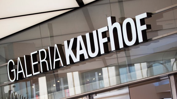 Der Schriftzug Galeria Kaufhof ist an einer Filiale der Warenhauskette Galeria Karstadt Kaufhof angebracht.