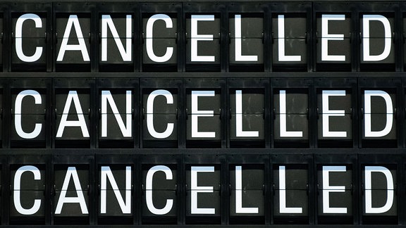 «Cancelled» steht auf einer Anzeigetafel im Terminal 1 des Flughafens Frankfurt.