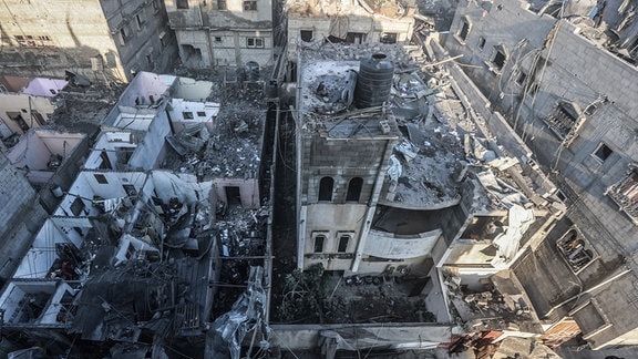 Zerstörte Gebäude nach einem israelischen Luftangriff auf das Viertel Al-Amal in Chan Junis.