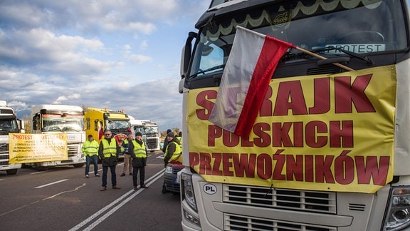 Während der Blockade eines Grenzübergangs zur Ukraine hängt ein Transparent mit der Aufschrift «Streik der polnischen Spediteure» an einem Lastwagen. 