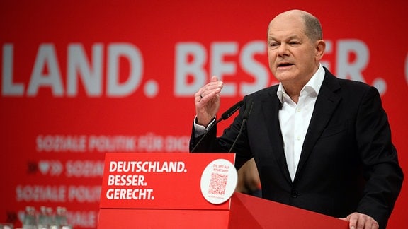 Bundeskanzler Olaf Scholz (SPD) spricht beim ordentlichen Bundesparteitag der SPD 