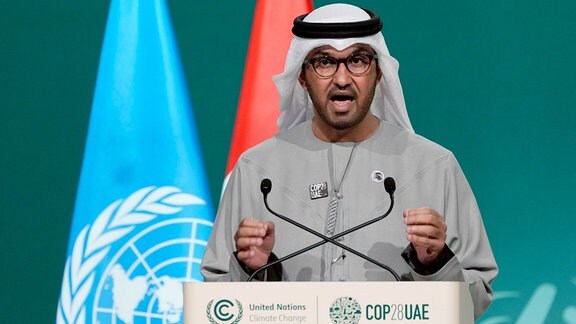 Sultan al-Dschaber , Präsident der COP28, spricht während einer Plenarsitzung auf dem UN-Klimagipfel COP28.