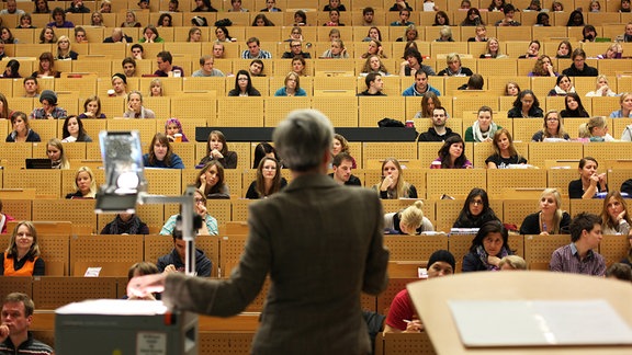 Eine Professorin hält in einem Hörsaal der Ruhr-Universität eine Vorlesung. 