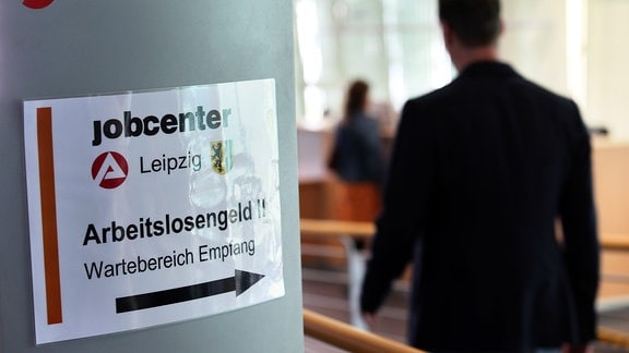 Ein Mann geht am 27.08.2014 zum Empfangsbereich im Jobcenter in Leipzig (Sachsen).