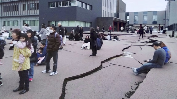 In Wajima, Präfektur Ishikawa sind nach einem Erdbeben Risse im Boden zu sehen.