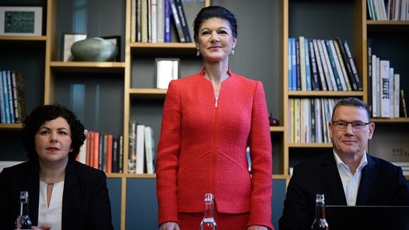 Sahra Wagenknecht (M) steht zusammen mit Amira Mohamed Ali (l) und Ralph Suikat (r) beim Gründungsakt der Partei "Bündnis Sahra Wagenknecht - für Vernunft und Gerechtigkeit" (BSW) in einem Berliner Hotel.