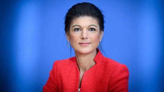 Sahra Wagenknecht sitzt bei der Vorstellung der Partei "Bündnis Sahra Wagenknecht - für Vernunft und Gerechtigkeit" (BSW) in der Bundespressekonferenz.