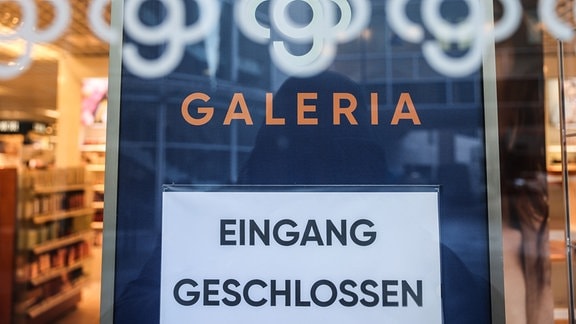 Ein Schild mit Aufschrift „Eingang geschlossen“ ist an der Tür der Filiale der Warenhauskette Galerie Karstadt Kaufhof in Köln zu lesen.
