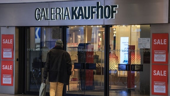 Kunden gehen in die Filiale der Warenhauskette Galerie Karstadt Kaufhof in Köln.
