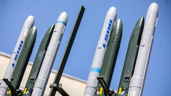 Ein Raketenabwehrsystem vom Typ Iris-T steht auf dem Firmengelände von Diehl Defence in Ãberlingen.