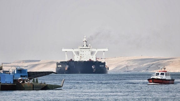 Schiffe fahren durch den Suezkanal. 
