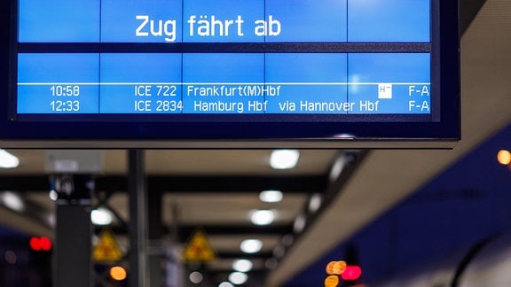 "Zug fährt ab" steht auf einer Anzeige am Bahnsteig im Hauptbahnhof 