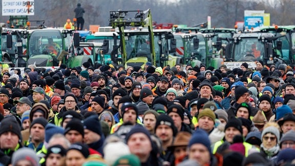 Zahlreiche Landwirte nehmen an einer Kundgebung des Bauernverbandes gegen die Sparpläne der Bundesregierung teil.