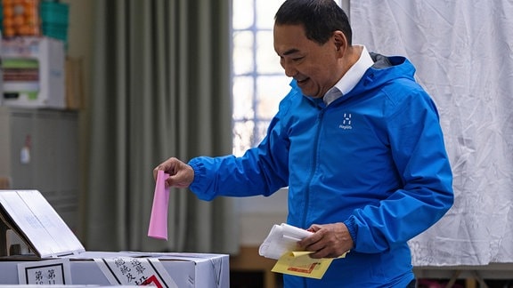 Der Präsidentschaftskandidat der Kuomintang (KMT), Hou Yu-ih, wählt bei der Stimmabgabe in New Taipei City. 