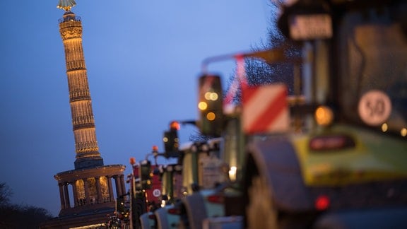 Traktoren stehen vor der angekündigten Großdemonstration des Deutschen Bauernverbandes am Brandenburger Tor