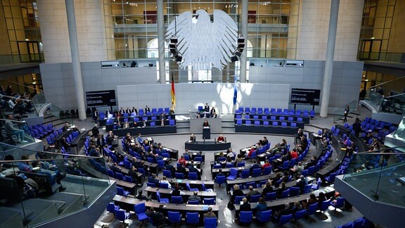 Reem Alabali-Radovan (SPD), Staatsministerin für Integration, spricht in der Plenarsitzung im Deutschen Bundestag.