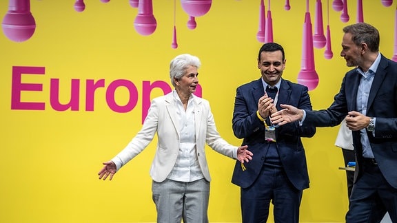 Marie-Agnes Strack-Zimmermann (l-r), Spitzenkandidatin der FDP für die Europawahlen 2024, nimmt nach ihrer Wahl beim Europaparteitag der Liberalen Gratulationen von Bijan Djir-Sarai, FDP-Generalsekretär, und Christian Lindner, FDP-Bundesvorsitzender und Bundesfinanzminister, entgegen.