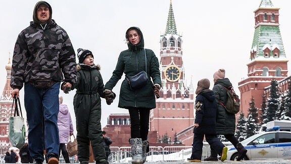 Menschen laufen über den Roten Platz in Moskau