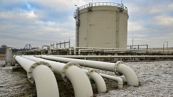 Ein Tankbehälter steht auf dem Gelände des Gasturbinenkraftwerks des Energiekonzerns LEAG. 