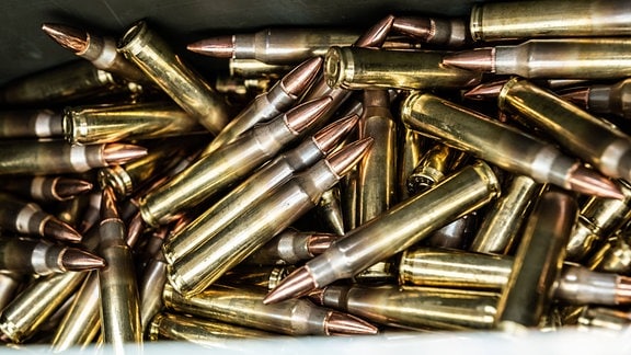 Patronen im Kaliber .223 Remington liegen in einer Munitionskiste eines Sportschützen