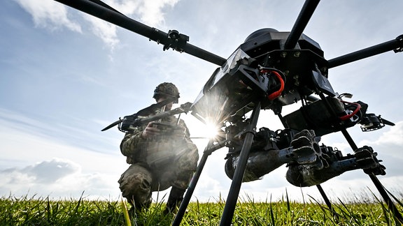 Ein Soldat startet eine Drohne, ein ukrainisches unbemanntes Kampfflugzeug (UCAV)