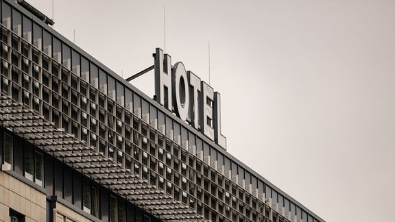 Der Schriftzug Hotel ist auf einem Dach
