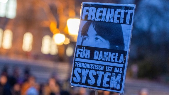 Bei einer Demonstration linker Gruppen unter dem Motto «Solidarität mit den Untergetauchten und Gefangenen» trägt ein Teilnehmer ein Plakat mit der Aufschrift "Freiheit für Daniela - Terroristisch ist das System".