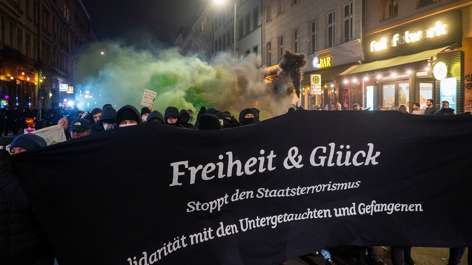 Demonstration für ExRAFMitglieder Scharfe Kritik von Faeser MDR.DE