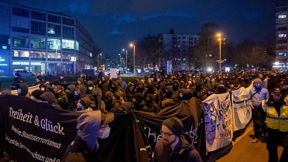 Eine Demonstration linker Gruppen unter dem Motto «Solidarität mit den Untergetauchten und Gefangenen» geht über den Moritzplatz.