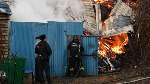 Feuerwehrmänner löschen einen Brand in Belgorod.