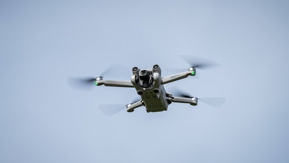 Eine DJI Mini 3 PRO Drohne des chinesischen Herstellers im Flug.