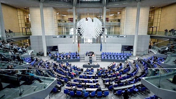 Abgeordnete nehmen an der 164. Sitzung des Bundestages teil.