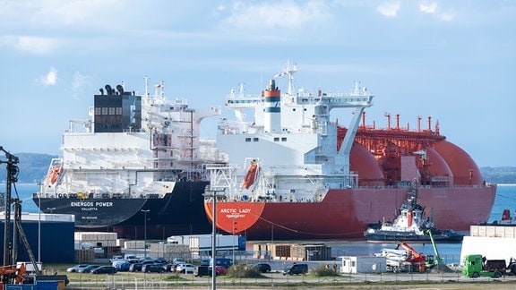 Der LNG Tanker "Arctic Lady" liegt mit einer Ladung LNG im Energie-Terminal „Deutsche Ostsee“.