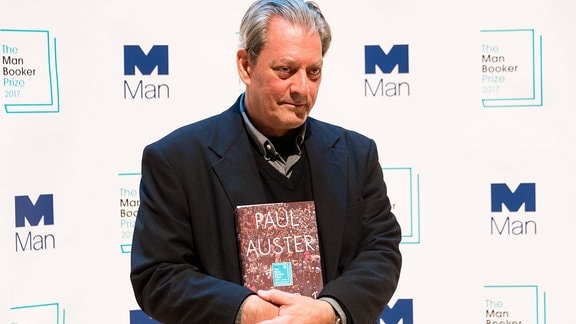 Paul Auster hält sein Buch "4321"