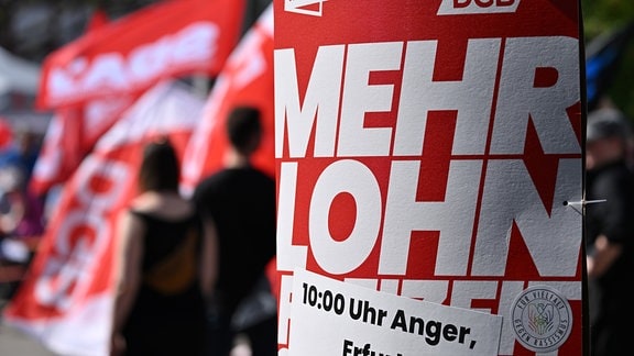 Teilnehmende einer Demonstration der IG Metall und des DGB Hessen-Thüringen zum Tag der Arbeit mit Fahnen und Transparenten