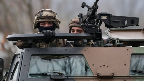 Soldaten bei der Verlegung von Panzern und gepanzerten Fahrzeugen über die Weichsel während der NATO-Übung Dragon-24, einem Teil der groß angelegten Übung Steadfast Defender-24. 