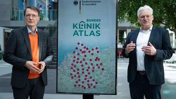 Prof. Dr. Karl Lauterbach gemeinsam mit Prof. Dr. Claus-Dieter Heidecke bei der Bundespressekonferenz zur Vorstellung des Bundes-Klinik-Atlas.