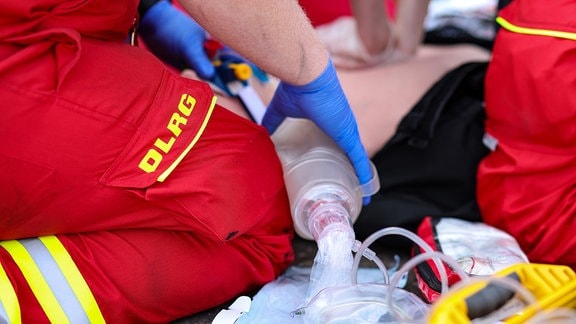 Mitarbeiter der DLRG üben die Menschenrettung und Erstversorgung von im Wasser verunfallten Personen anhand einer Puppe.
