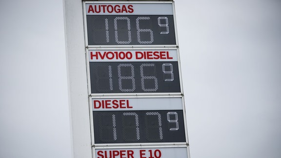Eine Preistafel mit den Preisen für Autogas, HVO100 Diesel, Diesel und Super E10 an einer Tankstelle von Nordoel.