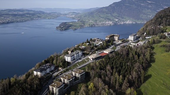 Der Berg Bürgenstock mit dem Bürgenstock Resort über dem Vierwaldstättersee in der Schweiz: Hier soll demnächst über Frieden für die Ukraine gesprochen werden.