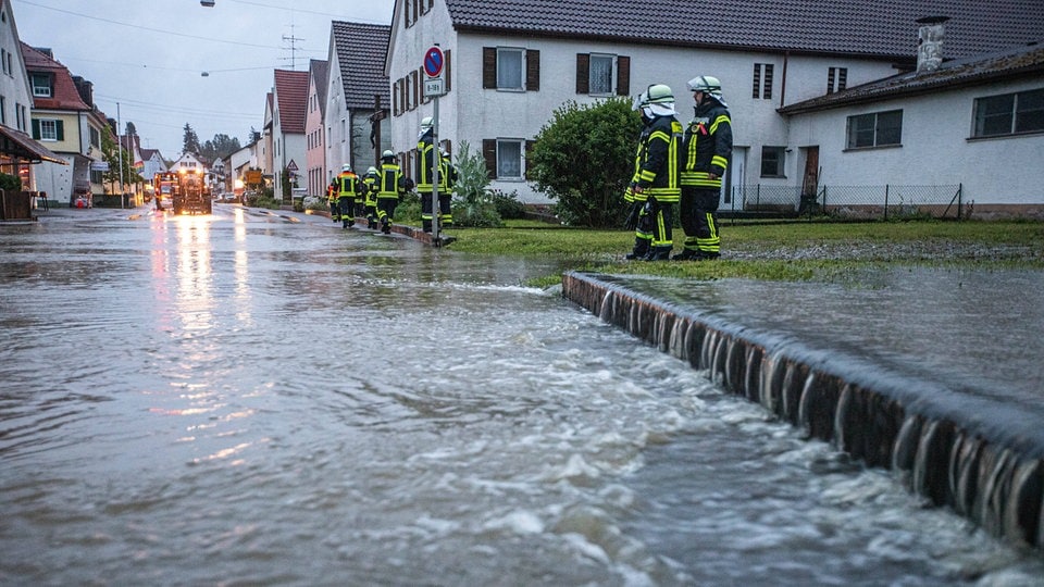 Hochwasser: Katastrophenfall in Bayern – ICE entgleist und Feuerwehrmann stirbt