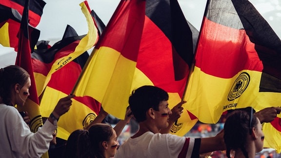 Fußballfans mit Deutschlandfahnen.