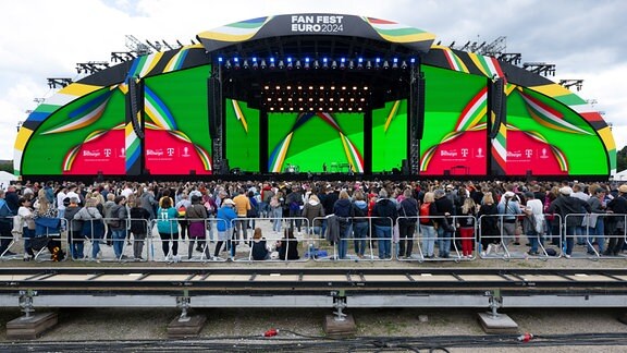 Die Bühne steht beim Fan Fest EURO 2024 vor Beginn der Konzerte auf der Theresienwiese in München.