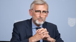 Armin Schuster (CDU), Innenminister von Sachsen nimmt in der Sächsischen Staatskanzlei an einer Pressekonferenz anlässlich der Vorstellung des Verfassungsschutzbericht 2023 teil. | Bildrechte: picture alliance/dpa | Sebastian Kahnert Armin Schuster (CDU), Innenminister von Sachsen nimmt in der Sächsischen Staatskanzlei an einer Pressekonferenz anlässlich der Vorstellung des Verfassungsschutzbericht 2023 teil.