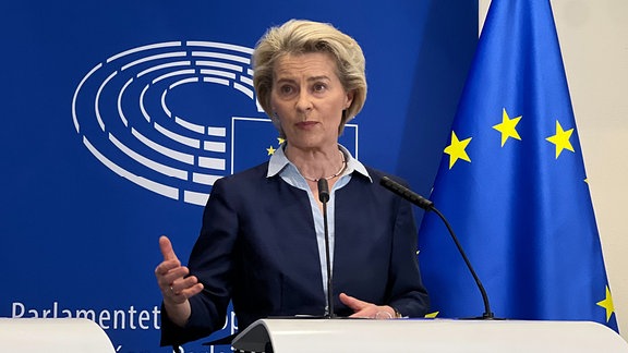 Ursula von der Leyen, Präsidentin der Europäischen Kommission, spricht bei einer Pressekonferenz im Europäischen Parlament