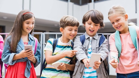 Grundschulkinder mit Smartphones