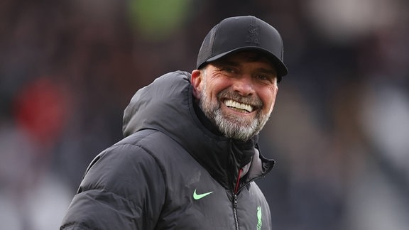 Jürgen Klopp-Trainer von Liverpool feiert den Sieg während des Premier-League-Spiels im Craven Cottage