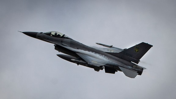 Ein F-16-Kampfjet der ukrainischen Luftwaffe im Flug. Der ukrainische Präsident Selenskyj hat die ersten Kampfflugzeuge F-16 aus amerikanischer Produktion in den Diensten seiner Luftwaffe vorgestellt. Die F-16-Kampfjets, die von westlichen Ländern an die Ukraine geliefert wurden, werden im ukrainischen Luftraum Einsätze fliegen und die derzeitige Flotte von Jets aus der Sowjetära bei der Abwehr der russischen Invasion unterstützen.