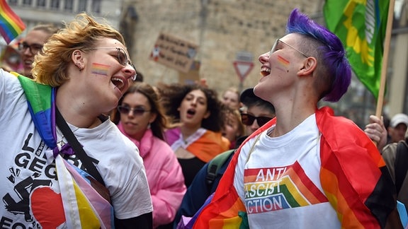 Teilnehmer des Christopher Street Day gehen bei der Demonstration durch die Hallesche Innenstadt. 