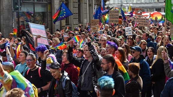 Teilnehmer des Christopher Street Day gehen bei der Demonstration durch die Hallesche Innenstadt.